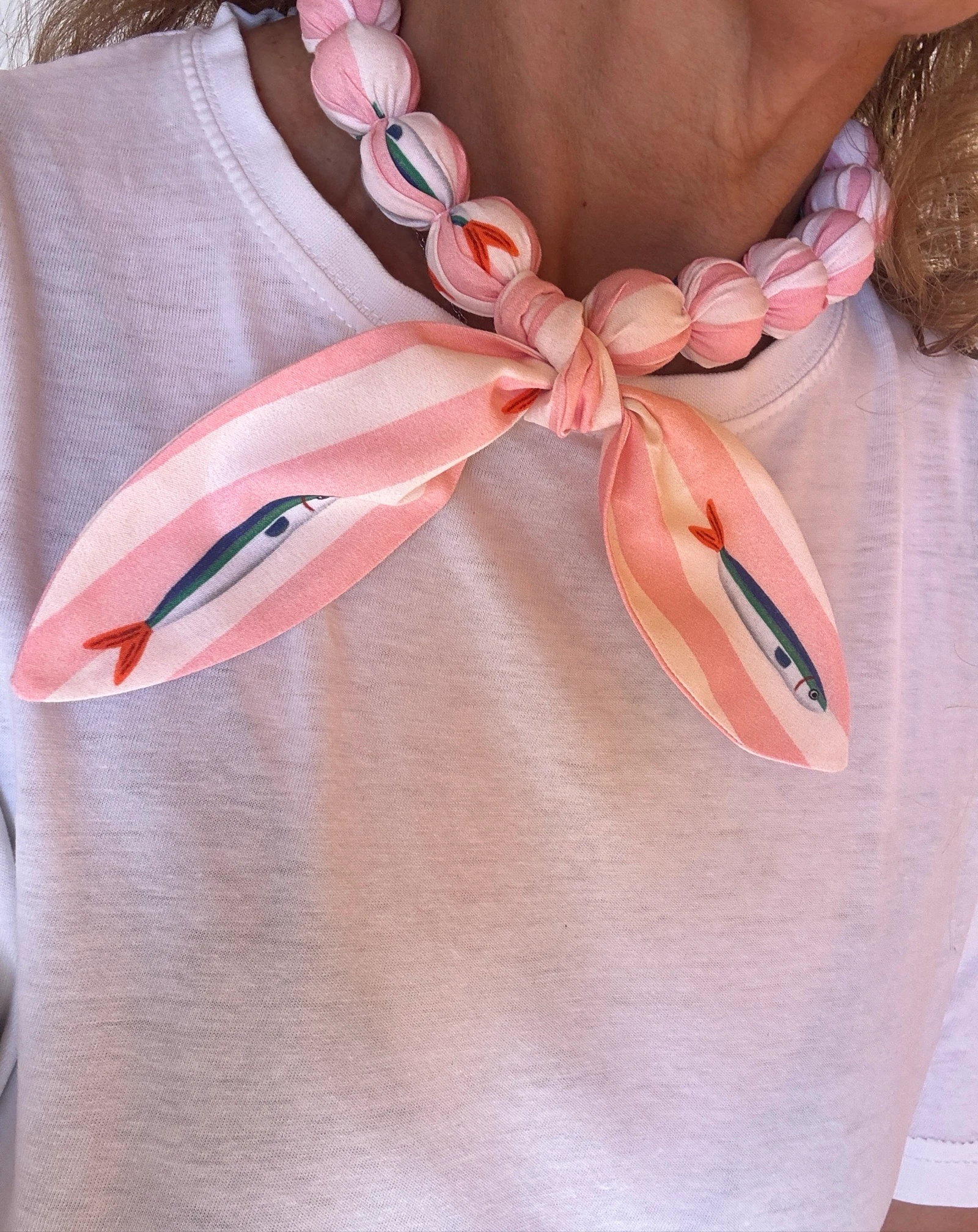 Collar estilo pañuelo en estampado tendencia 